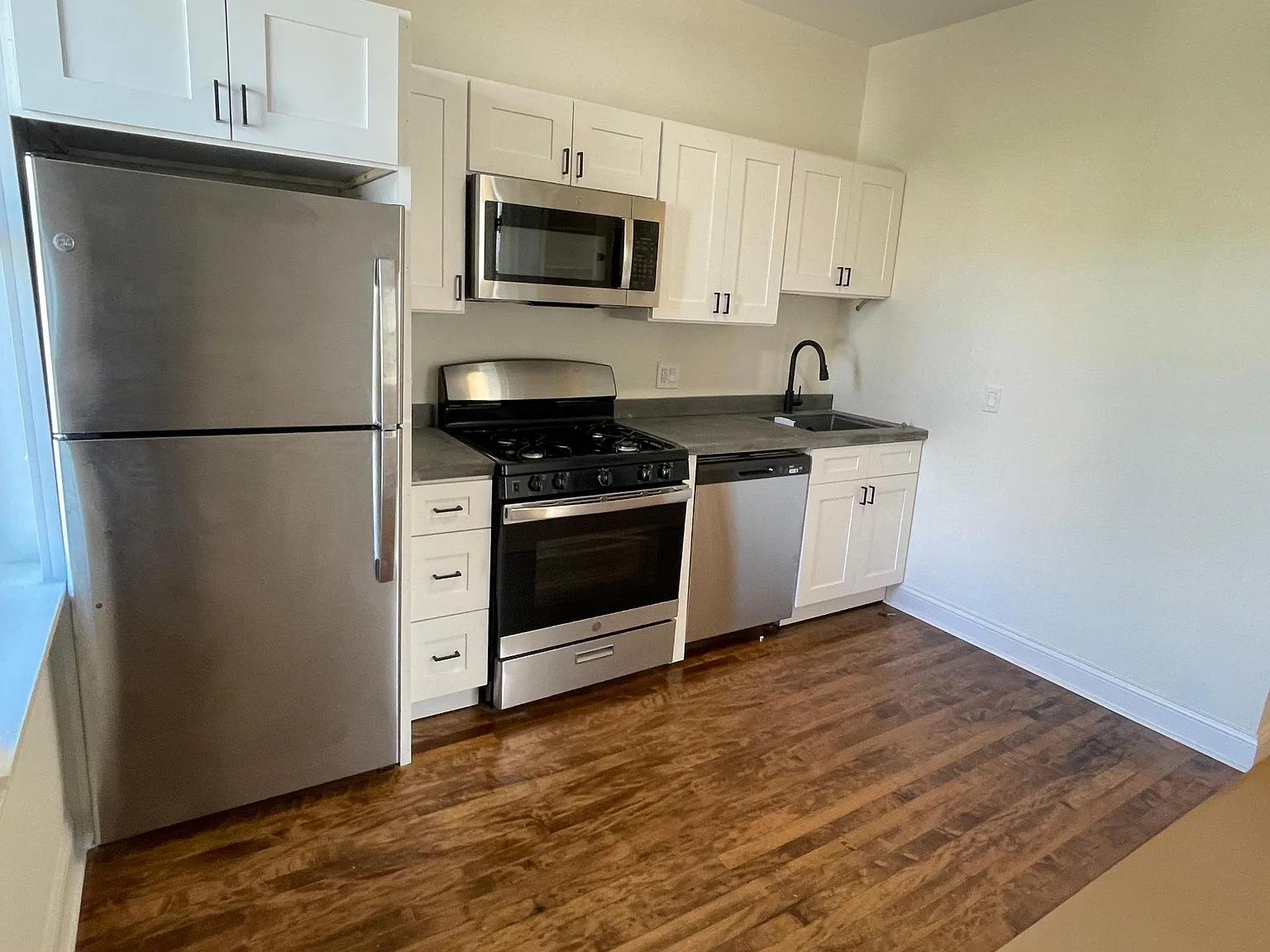 2 bed, 850 sqft, $2,050 — Photo 2