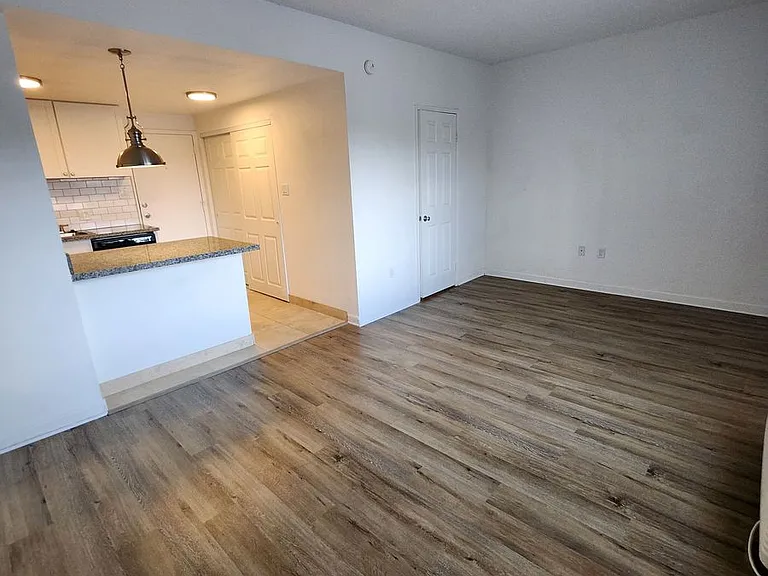 300 Holcomb — Photo 16