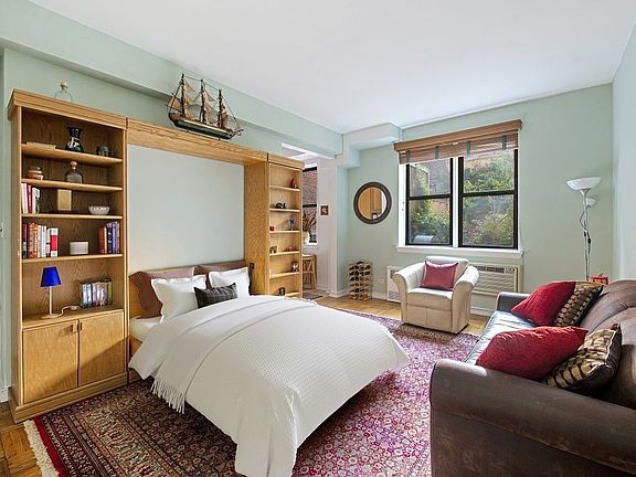 2nd image of 350 Bleecker St APT 1L