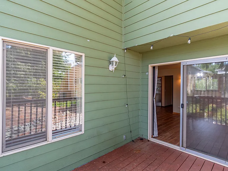 1250 SW Heller St #E1 — Photo 17