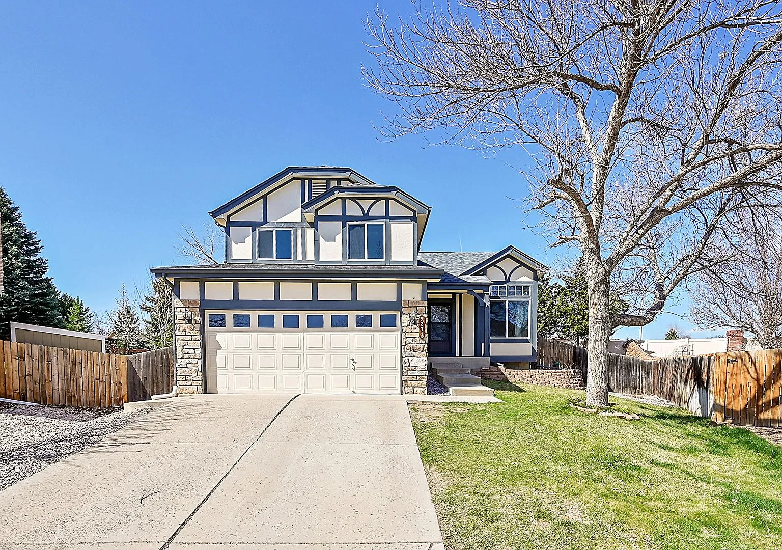 5 bedroom, 4 bath home with 2 car garage — Photo 2