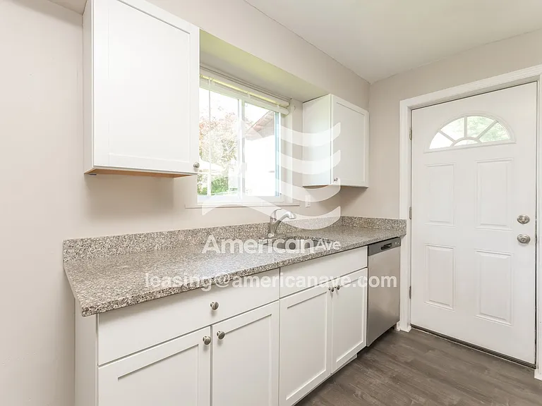 1531944_004_kitchen_4.jpg