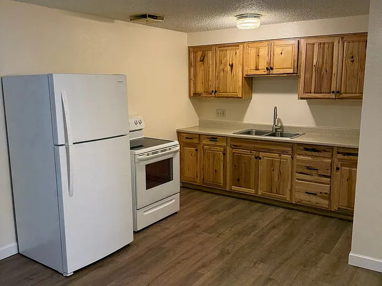 Pinewood Apartments — Photo 47