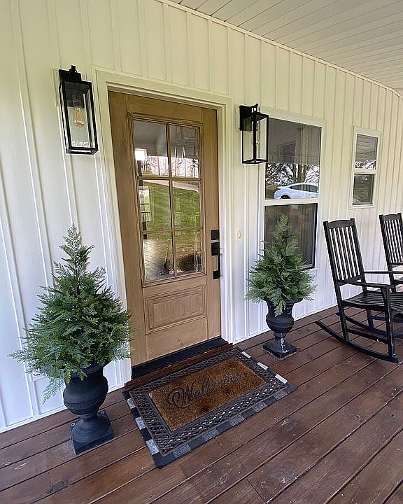 1st image of 380 Cherokee Cv