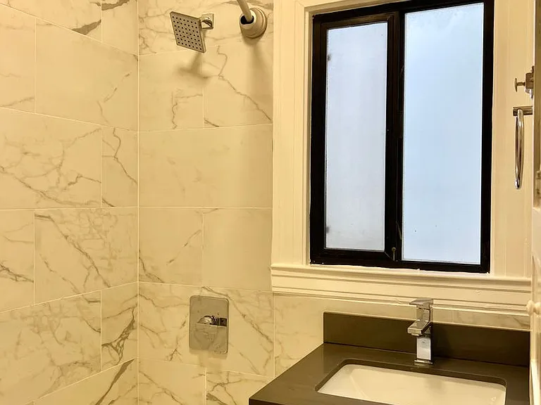 Top Floor 2br/1ba + Newly Renovated Unit! Parking! In-Unit Laundry! Progressive — Photo 11
