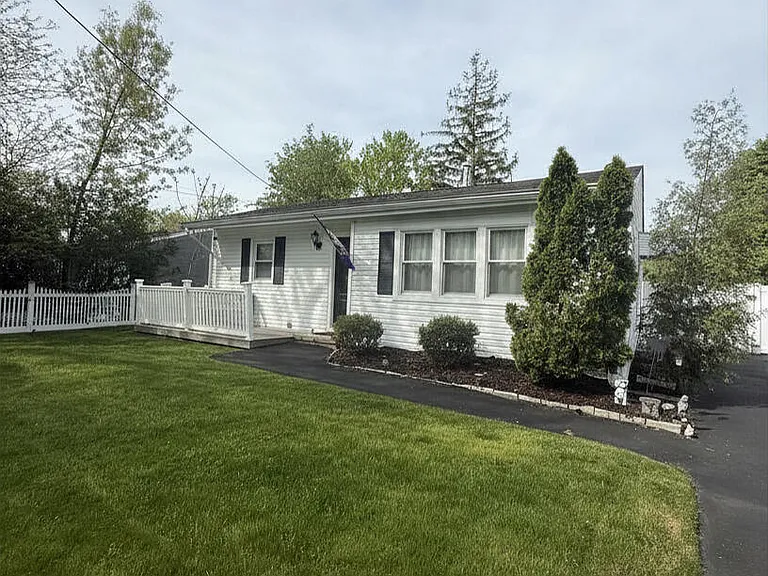 878 Salem Dr — Photo 3