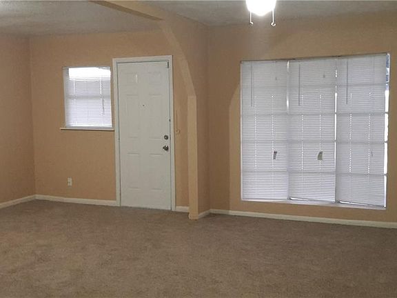 3rd image of 2920 Sidney Dr