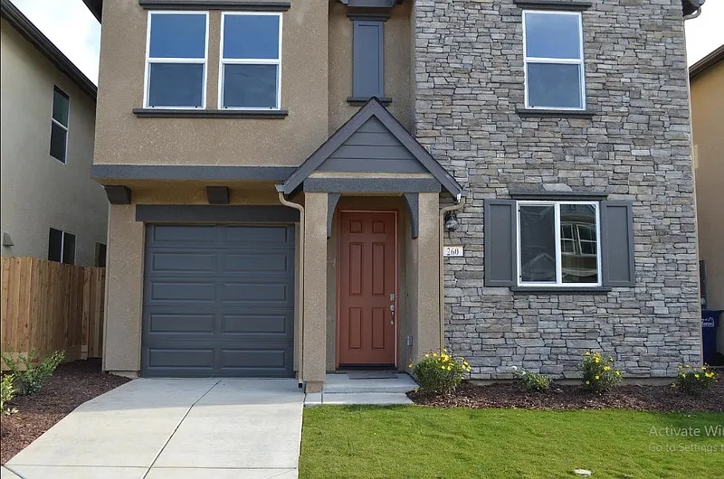 4 bed, 2.5 bath, 1800 sqft, $2,100 — Photo 2