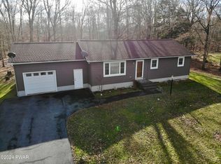 19 Overlook Dr, Beach Lake, PA 18405