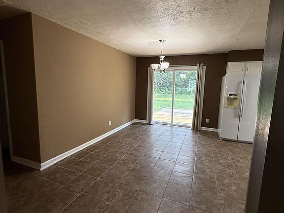 4th image of 26 Woods Mill Rd