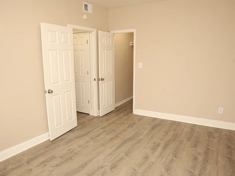 Noble Tudor Apartments — Photo 7
