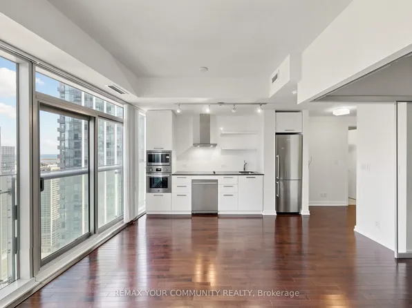 12 York St #3901, Toronto, ON M5J 0A9