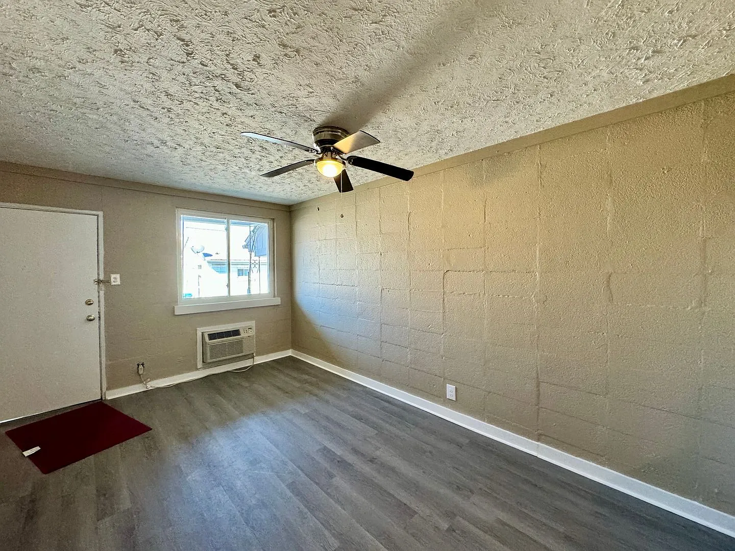 Weekly OR Monthly - One Bedroom, Utilities Included — Photo 2