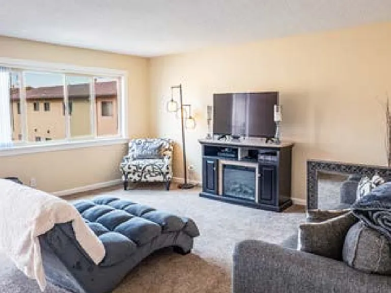 Parkway Plaza Apartments — Photo 7