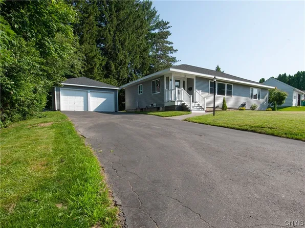 33 Crestview Dr, Whitesboro, NY 13492