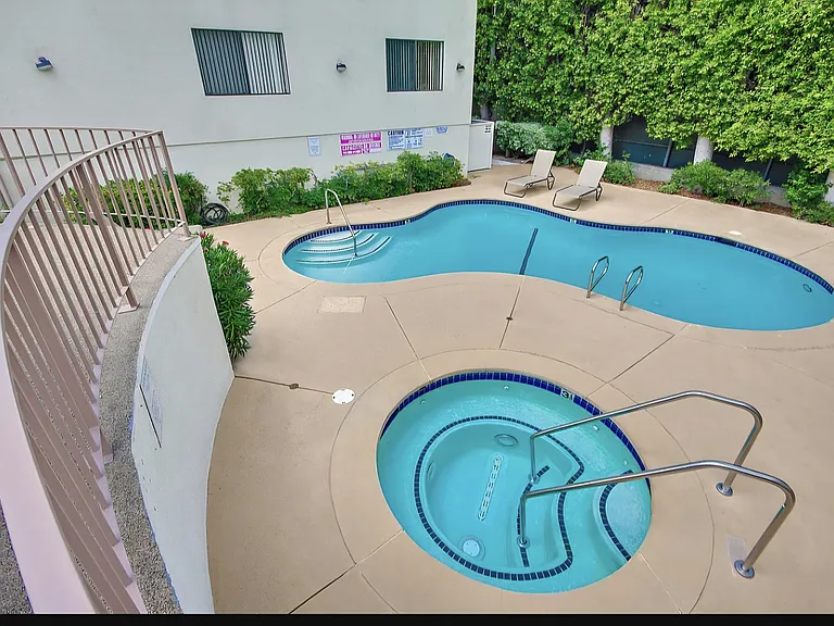 Encino Majestic — Photo 26