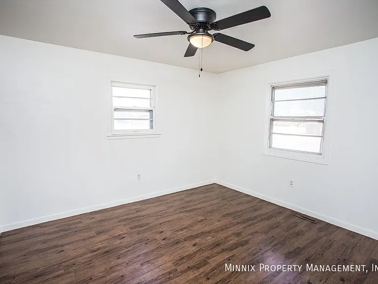 502 2nd Pl — Photo 32