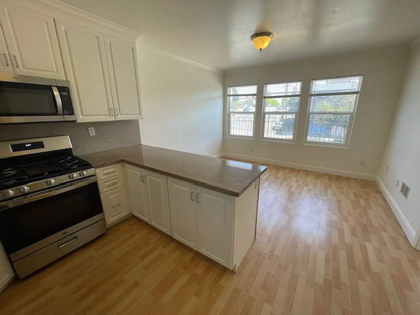 Great 1 bedroom, 1 bathroom - parking included — Photo 4