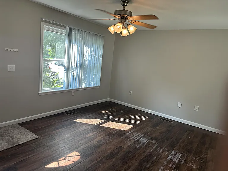 1030 N Maple Rd — Photo 4