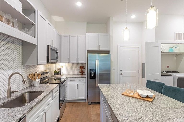 1st image of 305 Oberlin Rd #122
