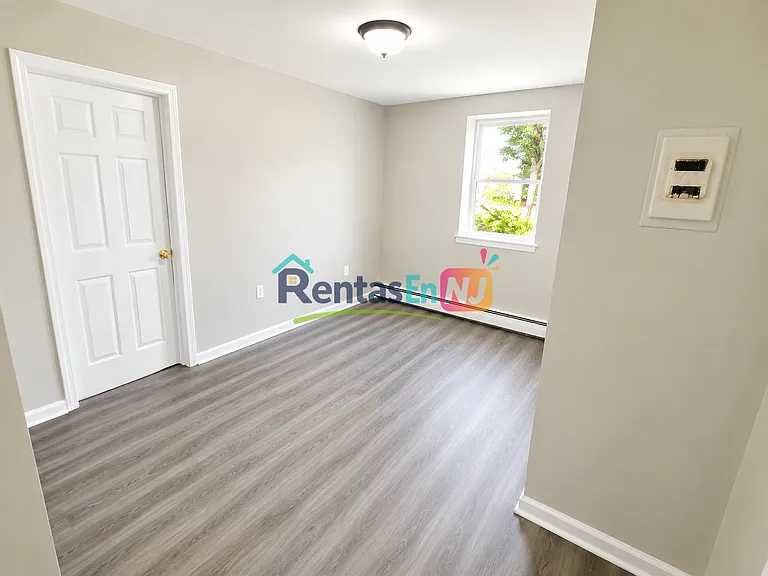 112 Lincoln Ave #1B — Photo 3