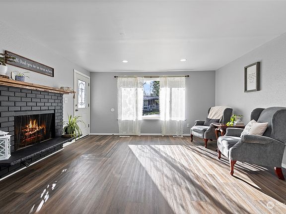 4th image of 430 NE Conifer Drive