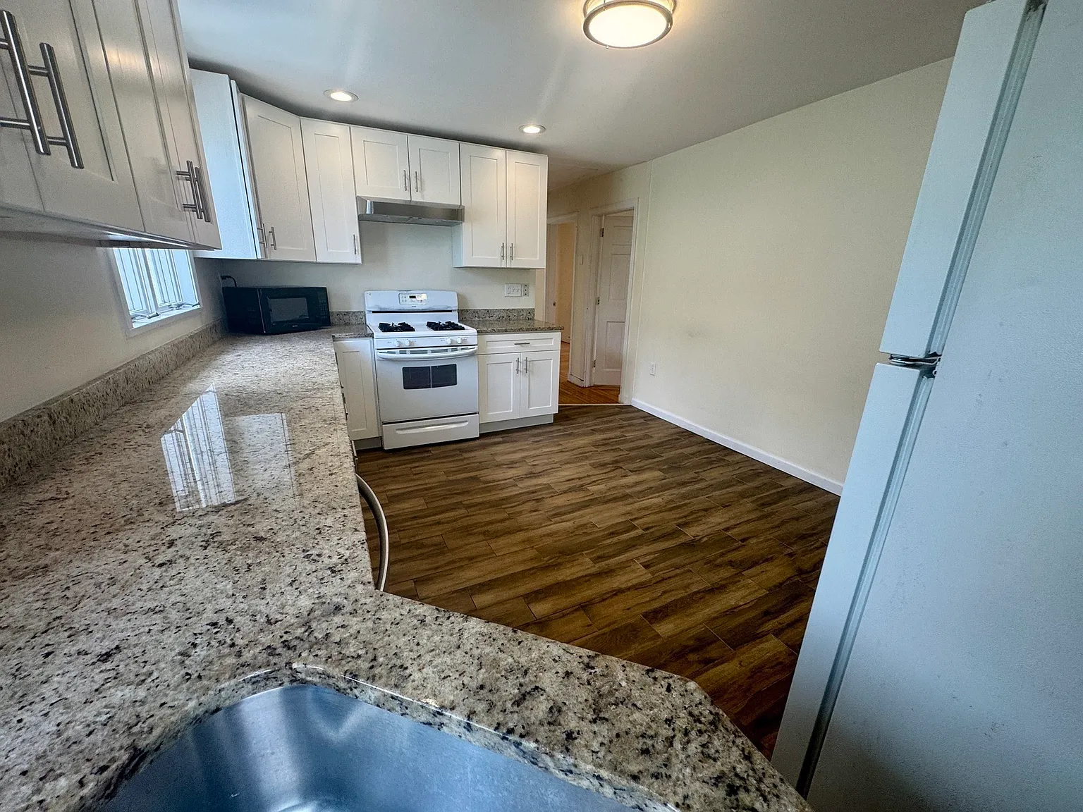 4 bed, 1.0 bath, 1300 sqft, $3,450 — Photo 4