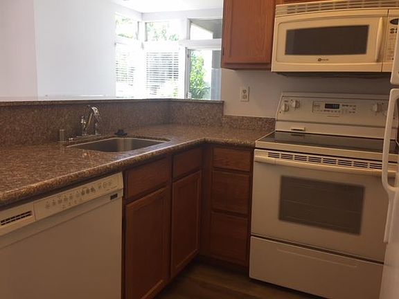 4th image of 1677 Parkview Green Cir