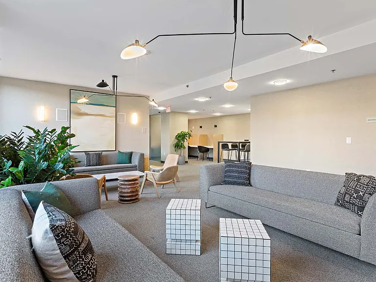 225 Grand — Photo 10