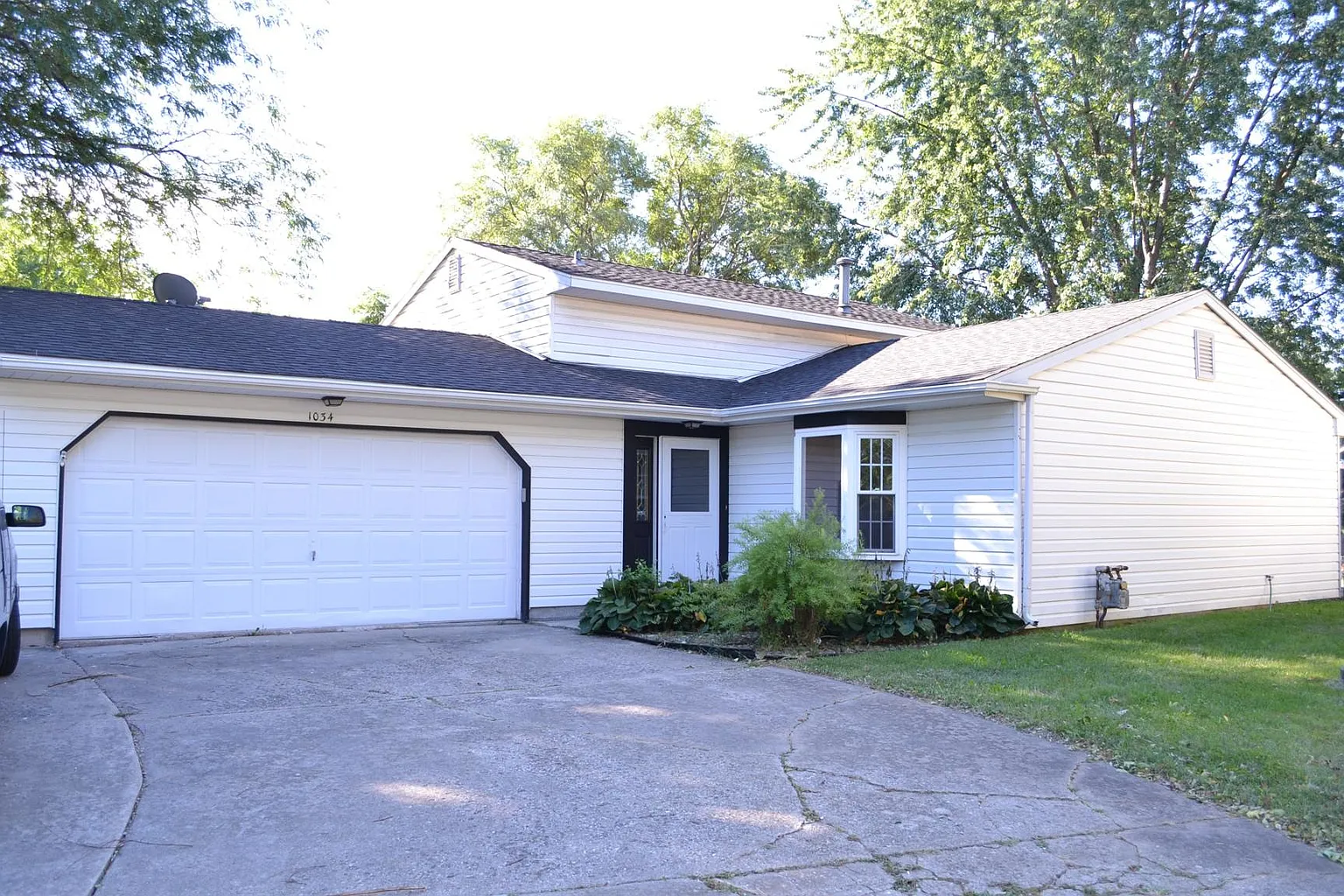 1034 Surrey Ct photo 1