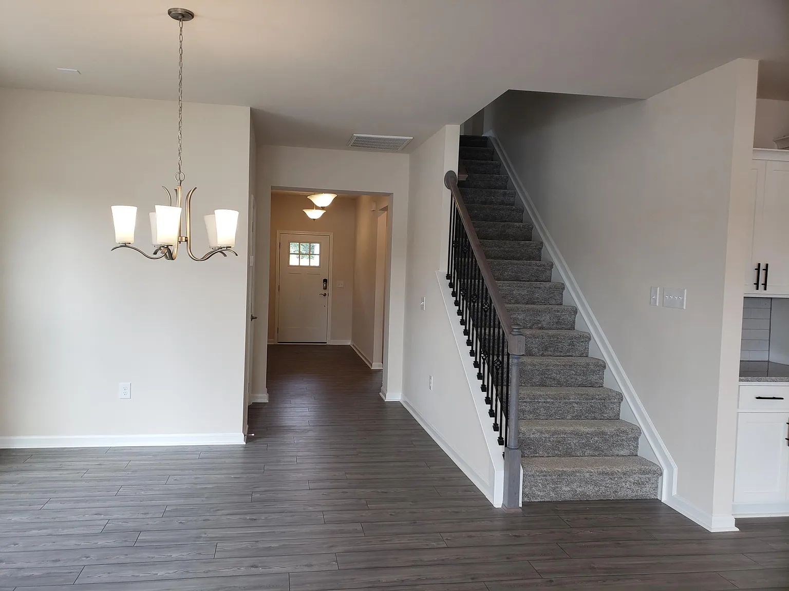 3 bed, 2.5 bath, 2400 sqft, $2,450 — Photo 2