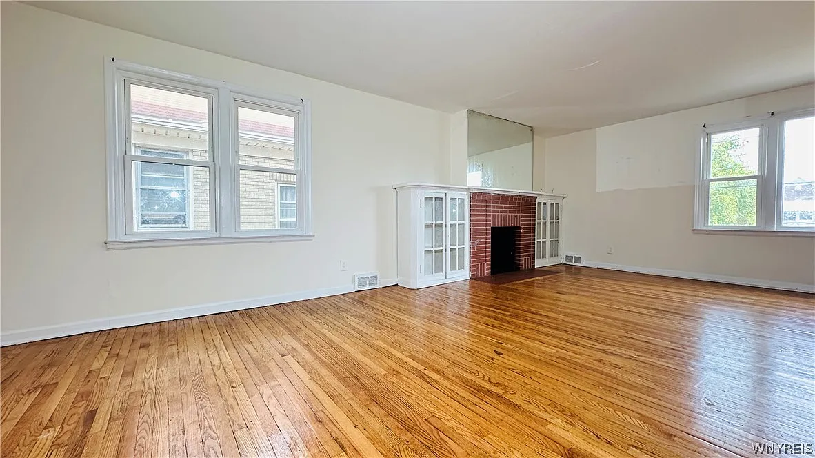 2 bed, 1.0 bath, 2447 sqft, $1,100 — Photo 3