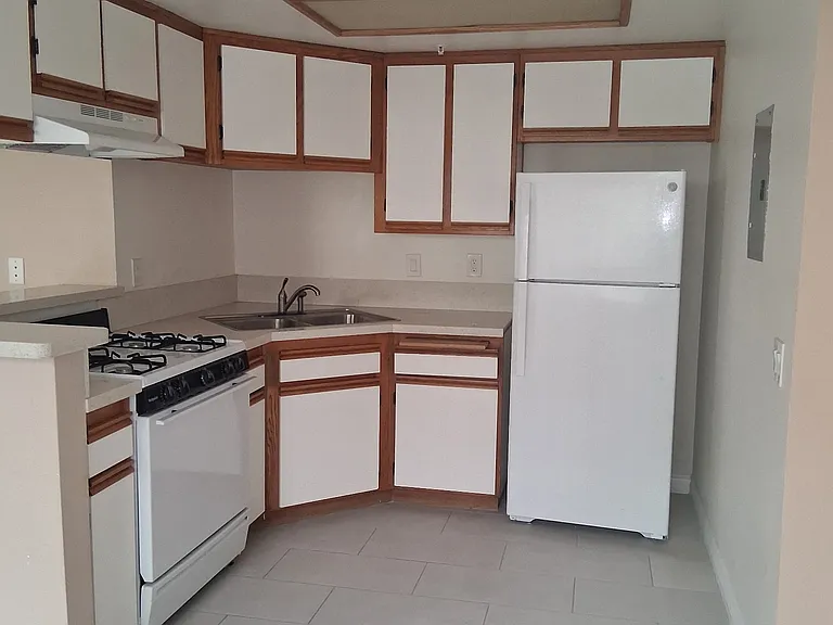 555 Redondo Ave — Photo 15