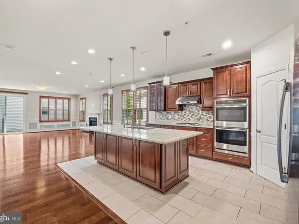 7976 Meridian Dr, Pasadena, MD 21122