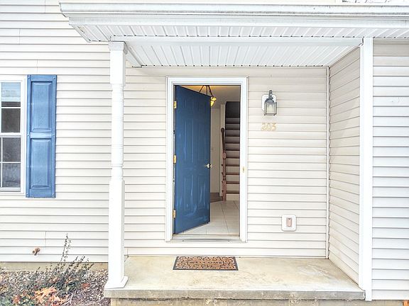 205 Kingsley Road main entrance/porch