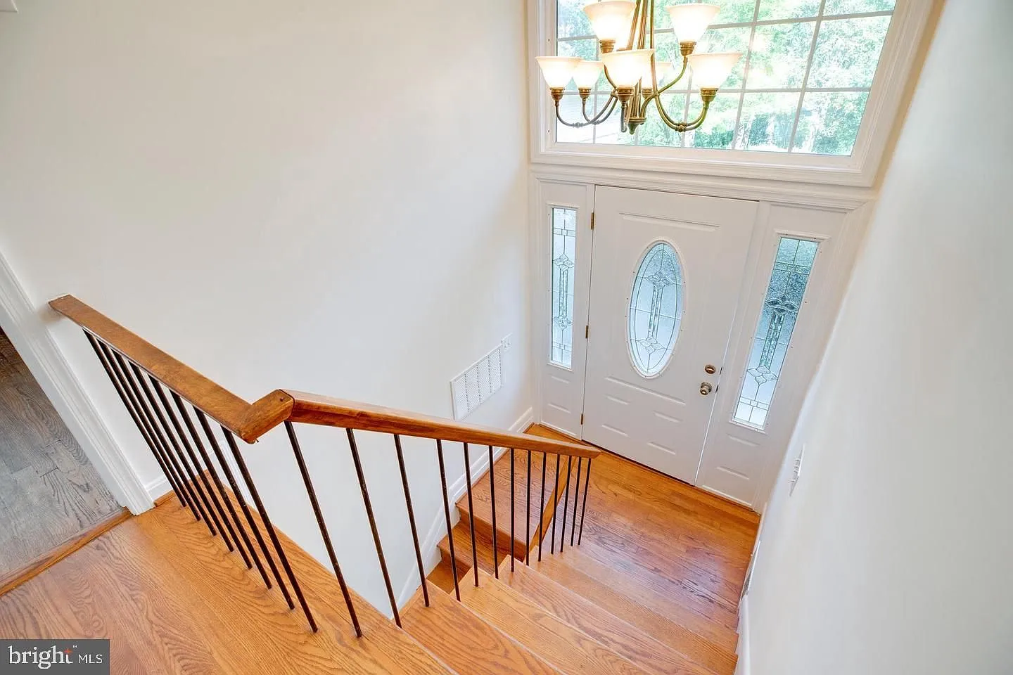 3 bed, 2.0 bath, 2352 sqft, $3,900 — Photo 3