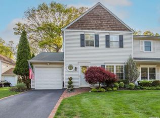 10 Beaver Trl, Coram, NY 11727