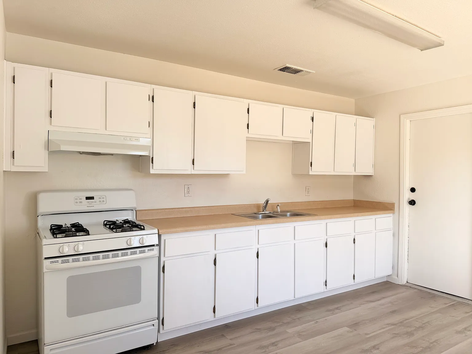 3 bed, 1055 sqft, $2,250 — Photo 3