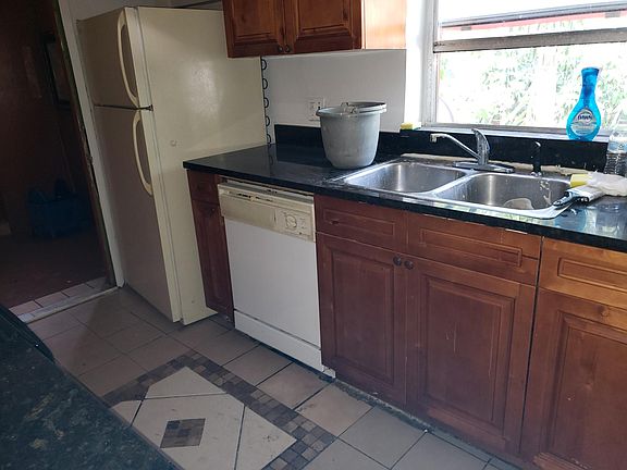 4th image of 2309 SE 3rd St #204