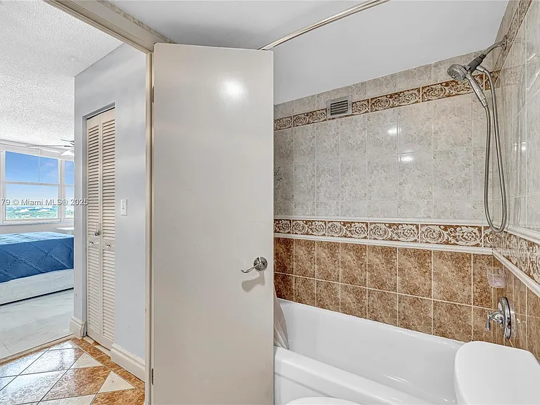 2201 S Ocean Dr — Photo 6