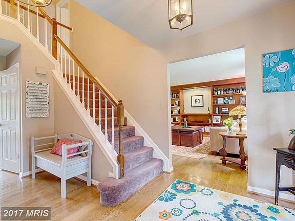 open foyer w hardwoods