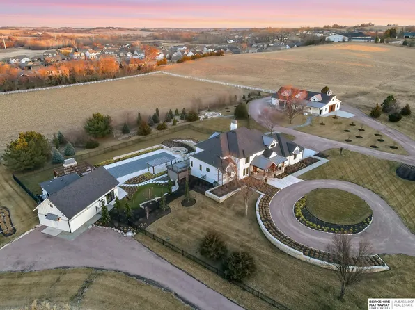 10617 N 156th St, Bennington, NE 68007