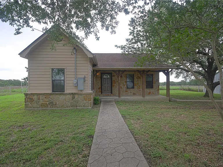 9852 FM 1179 — Photo 1
