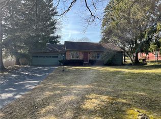 2 Manor Hill Dr, Fairport, NY 14450