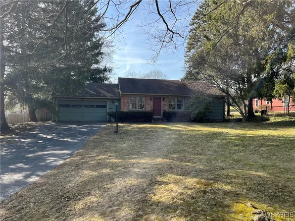 2 Manor Hill Dr, Fairport, NY 14450