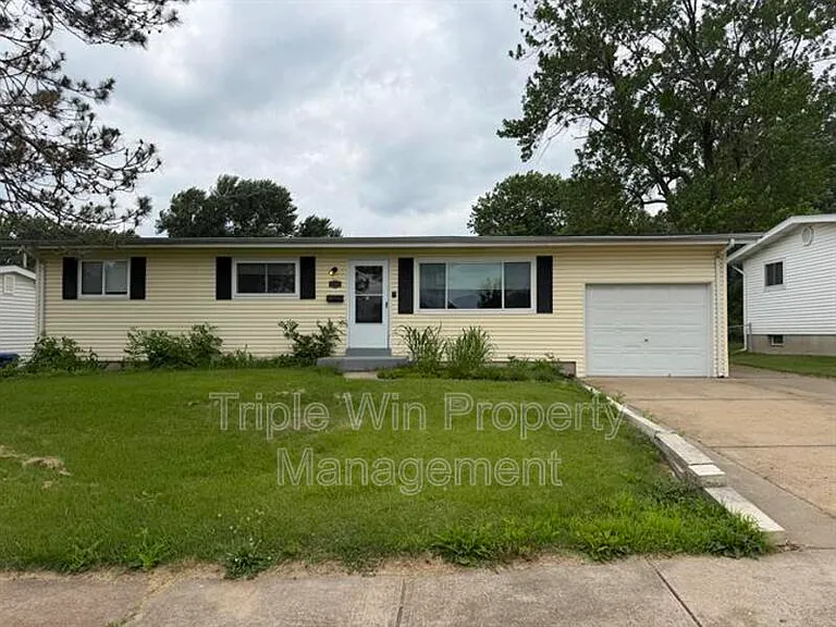 1315 Bobolink Dr — Photo 2