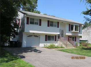 16 Bellmore Dr, Poughkeepsie, NY 12603