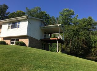209 Sinagoga Ln, Imperial, PA 15126