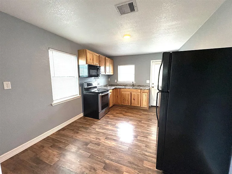 406 N Fig St — Photo 12