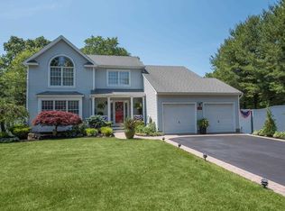 104 E Rogues Path, Huntington Station, NY